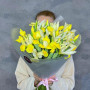 33 желтых ириса в Калининграде